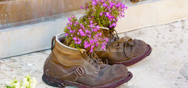 Gartentipps für jedermann alte Schuhe als Blumengefäße