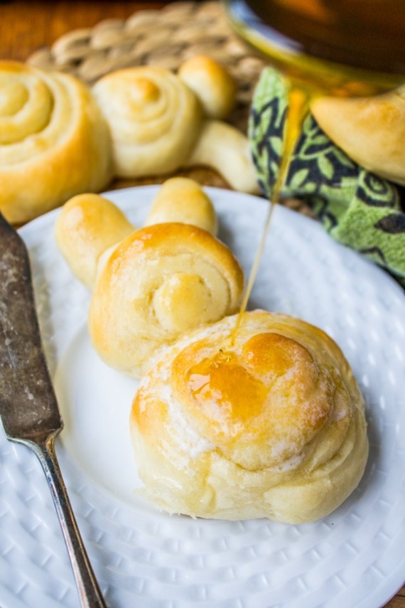 Osterhasen backen: Rezepte für Mürbeteig-, Hefeteig- und Rührteig-Hasen