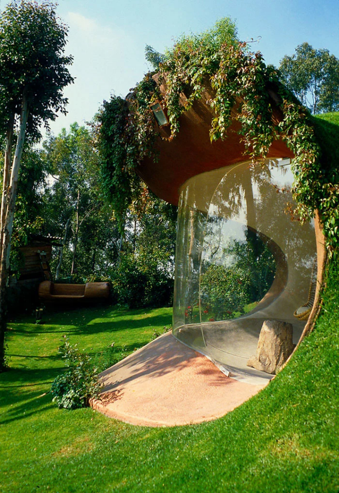 Hobbit House organische Architektur Glaswand nahtloser Übergang zwischen drinnen und draußen