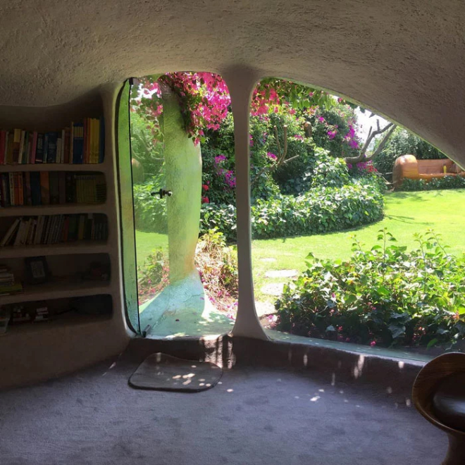 Hobbit House organische Architektur eingebauter Bücherschrank viele Bücher