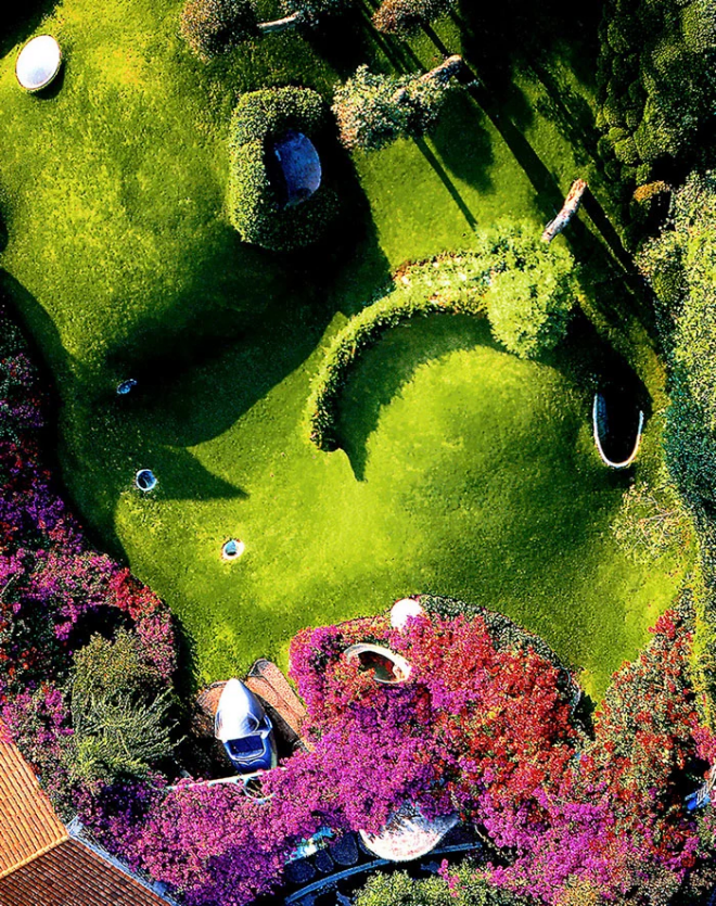 Hobbit House organische Architektur grüne Grasdecke macht es unsichtbar