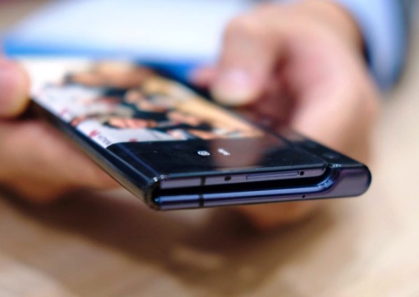 Huawei Mate X Freigabe wird trotz Problemen mit Galaxy Fold nicht verzögert handy gefaltet modus klein