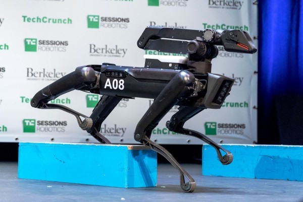 Hundeartiger Roboter SpotMini von Boston Dynamics kommt bald auf den Markt hindernisse bewältigen