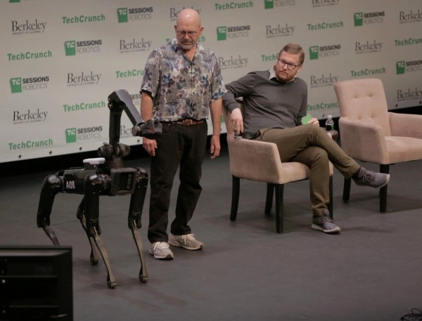Hundeartiger Roboter SpotMini von Boston Dynamics kommt bald auf den Markt neugieriger kleiner robo hund