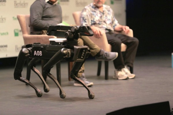 Hundeartiger Roboter SpotMini von Boston Dynamics kommt bald auf den Markt robo hund auf der veranstalltung