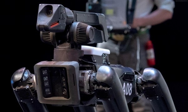 Hundeartiger Roboter SpotMini von Boston Dynamics kommt bald auf den Markt robo hund macro nahaufnahme