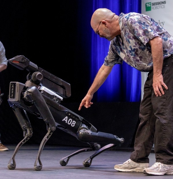 Hundeartiger Roboter SpotMini von Boston Dynamics kommt bald auf den Markt sitz spot robo hund