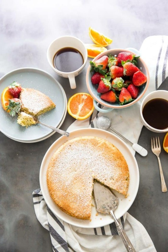 Mandelkuchen ohne Mehl backen und mit Erdbeeren verzieren - ein ...