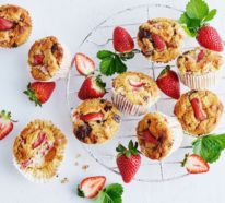 Mandelkuchen ohne Mehl backen und mit Erdbeeren verzieren – ein glutenfreies Rezept