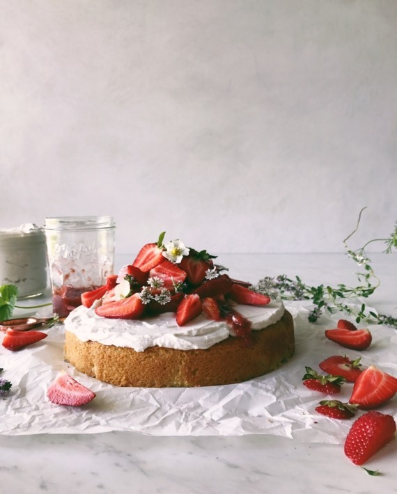 Mandelkuchen ohne Mehl backen und mit Erdbeeren verzieren - ein ...