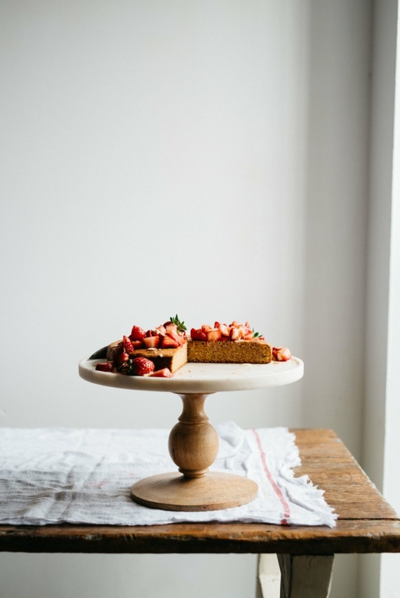 Mandelkuchen ohne Mehl backen und mit Erdbeeren verzieren - ein ...