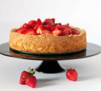 Mandelkuchen ohne Mehl backen und mit Erdbeeren verzieren – ein glutenfreies Rezept