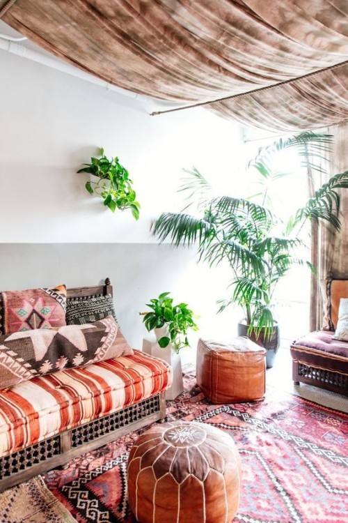 Marokkanisch einrichten Bodenkissen warme Farben viel Grün und Licht