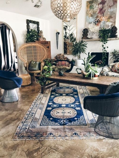 Marokkanisch einrichten Holztisch Deko grau und blau dominieren