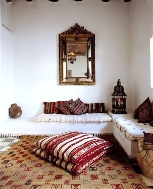 Marokkanisch einrichten Sitzecke Teppich Bodenkissen gemustert