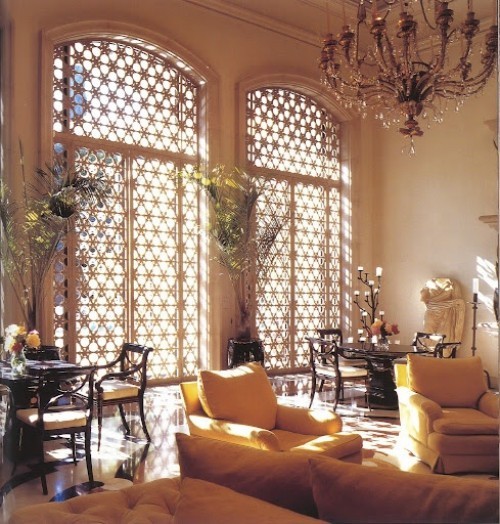 Marokkanisch einrichten breite deckenhohe Fenster mit Holzgittern versehen