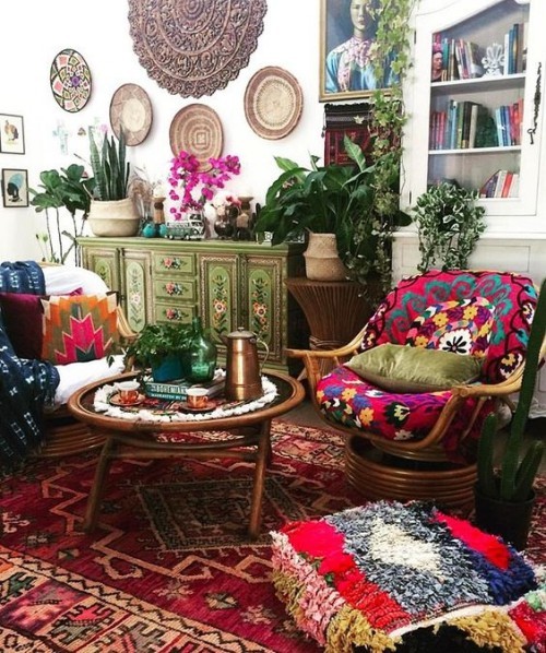 Marokkanisch einrichten farbenfrohes Interieur weiche Texturen