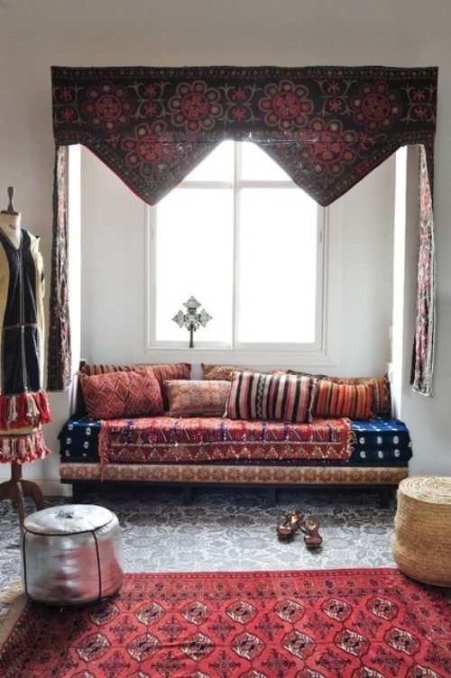 Marokkanisch einrichten gemütliche Leseecke am Fenster Rot dominiert geschwungene Muster auf Textilien
