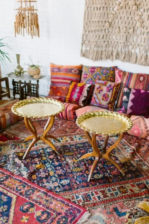 Marokkanisch einrichten niedrige Sitzbank zwei kleine runde Tische Makramee an der Wand
