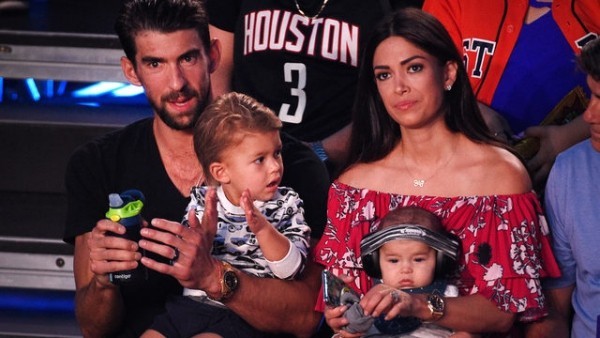 Michael Phelps seine Frau Nicole und beide Söhne beim Sportevent im Publikum