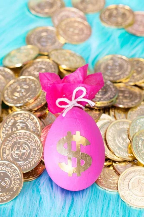 Münzen und Eier Ostern Geschenke
