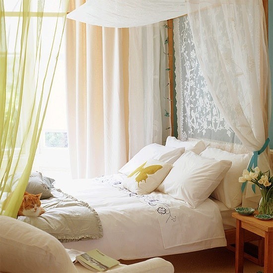 Schlafzimmer Ideen Himmelbett Bettwäsche in Weiß verwöhnt die Sinne