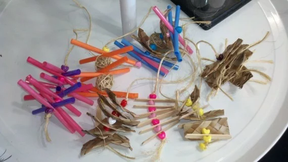 DIY Ideen Spielzeug für Wellensittiche basteln Zubehör Stäbchen Strohhalme