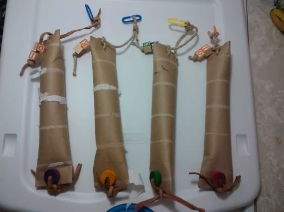 DIY Spielzeug für Wellensittiche basteln aus Klopapierrollen 