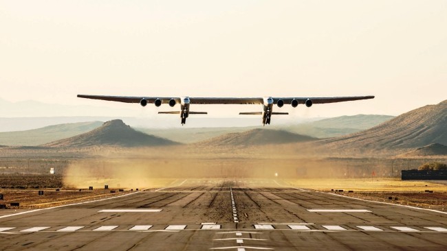 Stratolaunch, das größte Flugzeug der Welt, besteht Testflug mit vollem Erfolg das riesige flugzeug hebt ab
