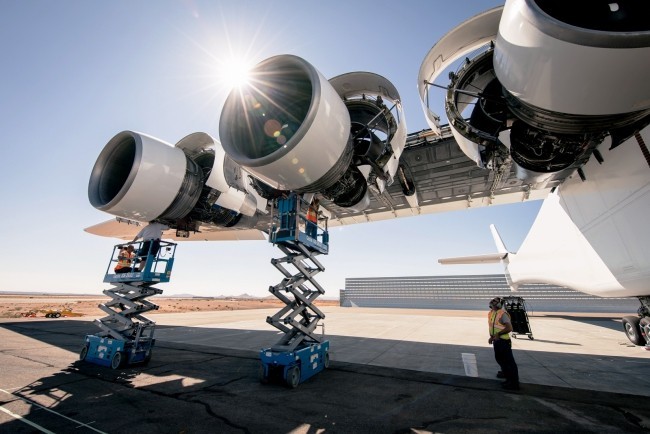 Stratolaunch, das größte Flugzeug der Welt, besteht Testflug mit vollem Erfolg das triebwerk des giganten
