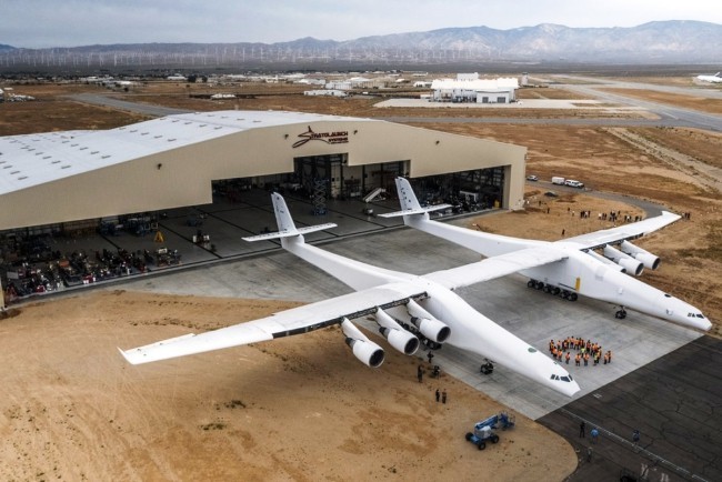 Stratolaunch, das größte Flugzeug der Welt, besteht Testflug mit vollem Erfolg die halle des riesigen flugzeugs