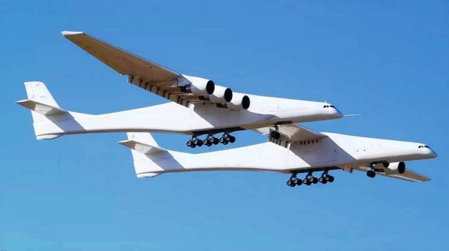 Stratolaunch, das größte Flugzeug der Welt, besteht Testflug mit vollem Erfolg im flug riesengroß