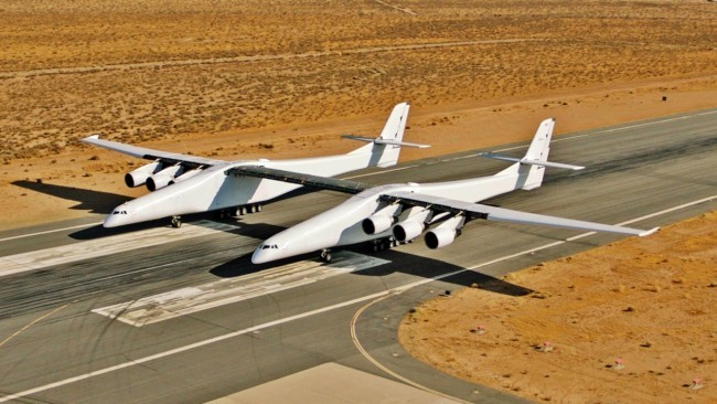 Stratolaunch, das größte Flugzeug der Welt, besteht Testflug mit vollem Erfolg zwei flugzeuge in einem