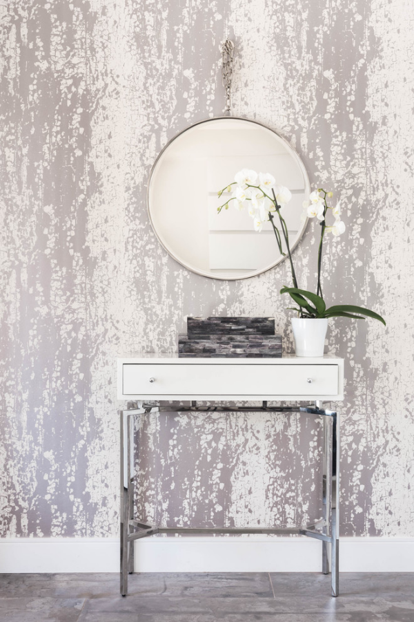 Wandspiegel im Flur schön gemusterter Hintergrund in Grau runder Spiegel
