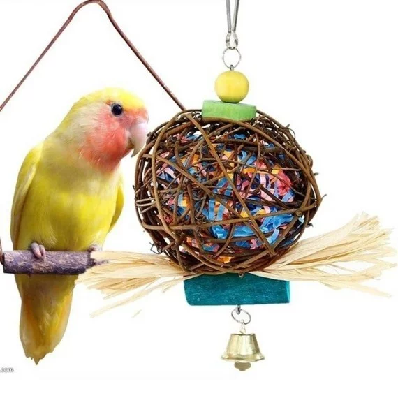 Wellensittich Spielzeug selber bauen DIY Vogelspielzeuge Rattankugel zum Aufhängen 