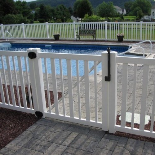 Zaun um Pool Ideen weiß gestrichenes Holz Tür schönes Design