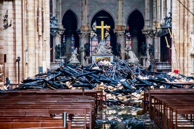 Zwei Drohnen und der Feuerwehrroboter Colossus halfen, das Notre Dame Feuer zu stoppen die überreste nach dem feuer