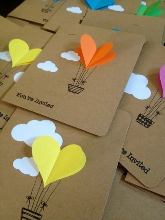 minimalistisch gestaltete Einladungskarten erstellen 3D Herzen in verschiedenen Farben