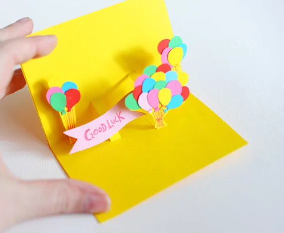 3D Design Einladungskarten gestalten DIY Projekt mit bunten Ballons auf gelbem Hintergrund 