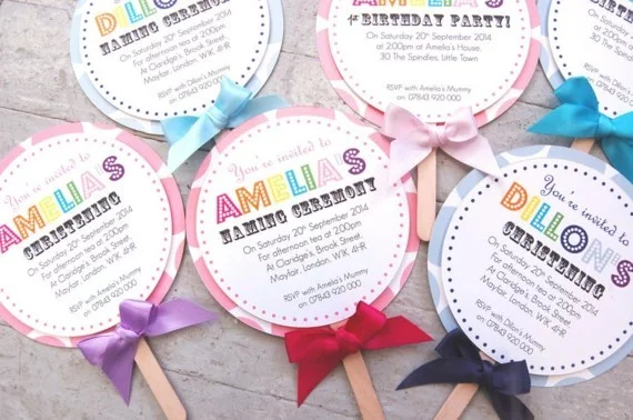 kreative Einladungskarten gestalten Lutscher Design in niedlichen Farben Kindergeburtstag organisieren 
