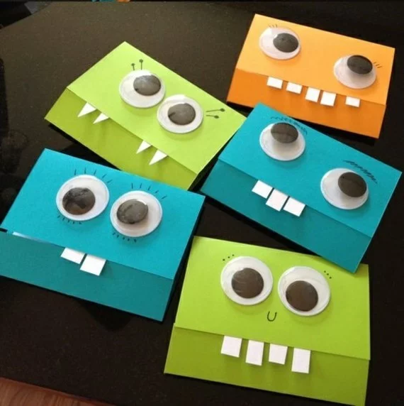 lustige Einladungskarten selbst gestalten Monster Design in Orange Blau und Grasgrün 