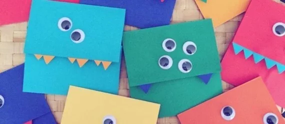 lustige Einladungskarten selbst gestalten kleine Monster lustiges Design in verschiedenen Farben 