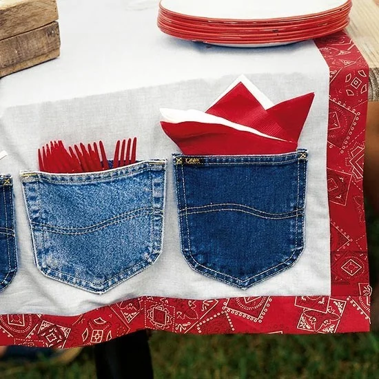 originelle Tischdecke mit Taschen aus alten Jeans Hosen 