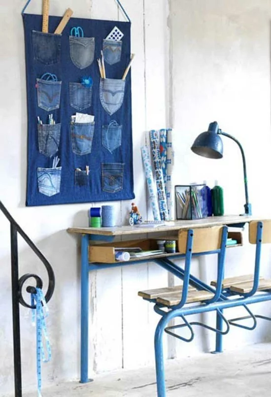 DIY Wand Organizer aus Jeanshosen im Arbeitszimmer 