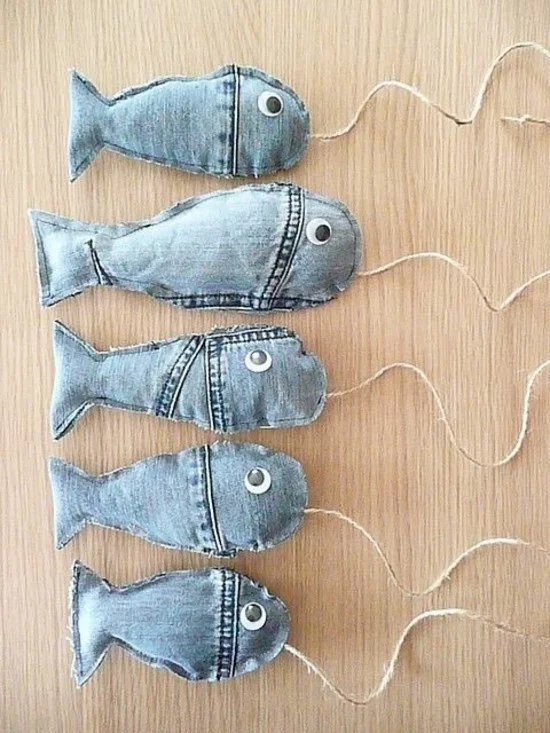 Katzenspielzeug in Form von Fischen aus Denim 