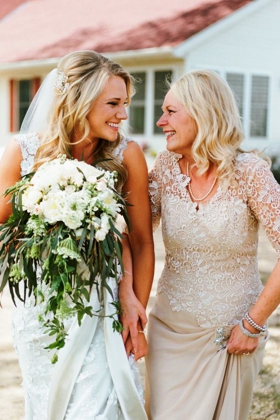 55 festliche Kleider zur Hochzeit für Brautmütter und wichtige Tipps beige kleid mit spitze schön modern