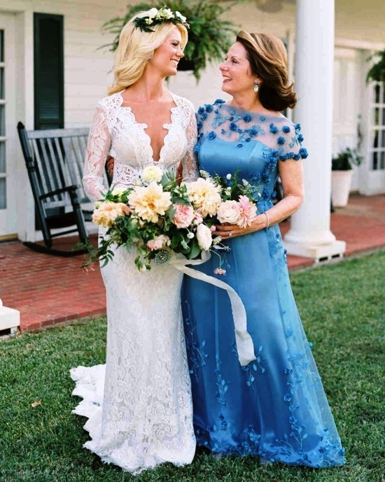 55 festliche Kleider zur Hochzeit für Brautmütter und wichtige Tipps blaues kleid mit floralen elementen
