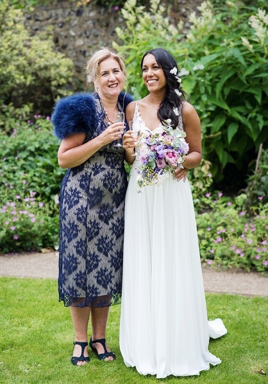 55 festliche Kleider zur Hochzeit für Brautmütter und wichtige Tipps dunkelblaues kleid floral und elegant