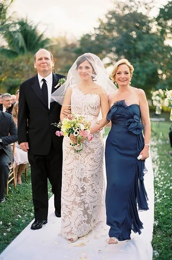 55 festliche Kleider zur Hochzeit für Brautmütter und wichtige Tipps dunkelblaues kleid mit hängenden elementen