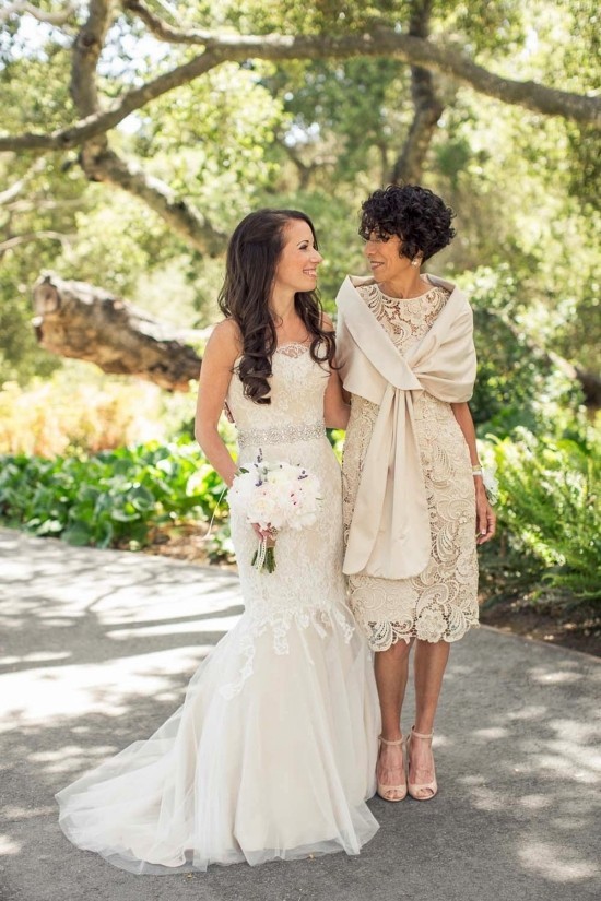 55 festliche Kleider zur Hochzeit für Brautmütter und wichtige Tipps hellbeiges kleid für elegante mütter